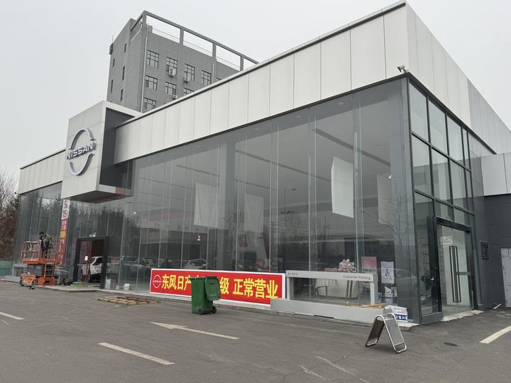 尼桑汽车4S店超大板全玻吊挂玻璃幕墙实景