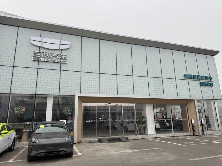 吉利几何汽车4S店矩阵透光玻璃幕墙实景
