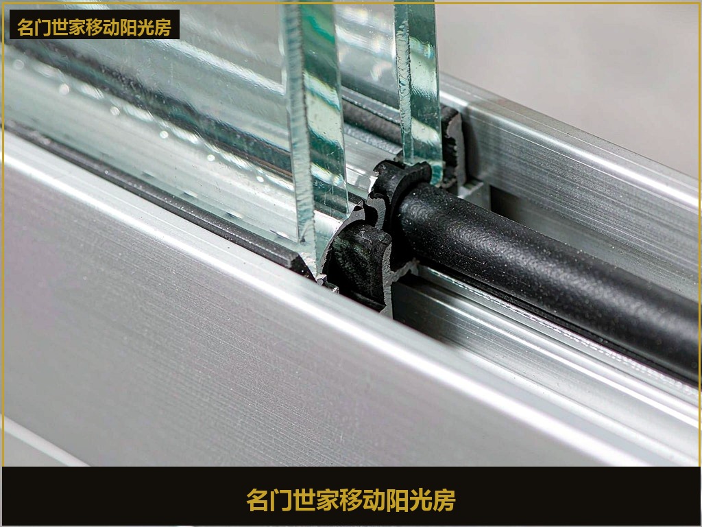 铝框与玻璃接缝处EPDM密封胶条剖面特写
