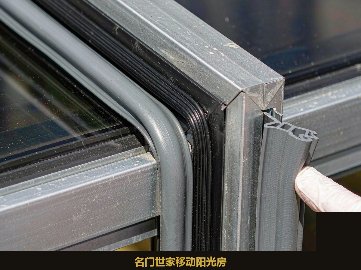 技师检查阳光房密封胶条