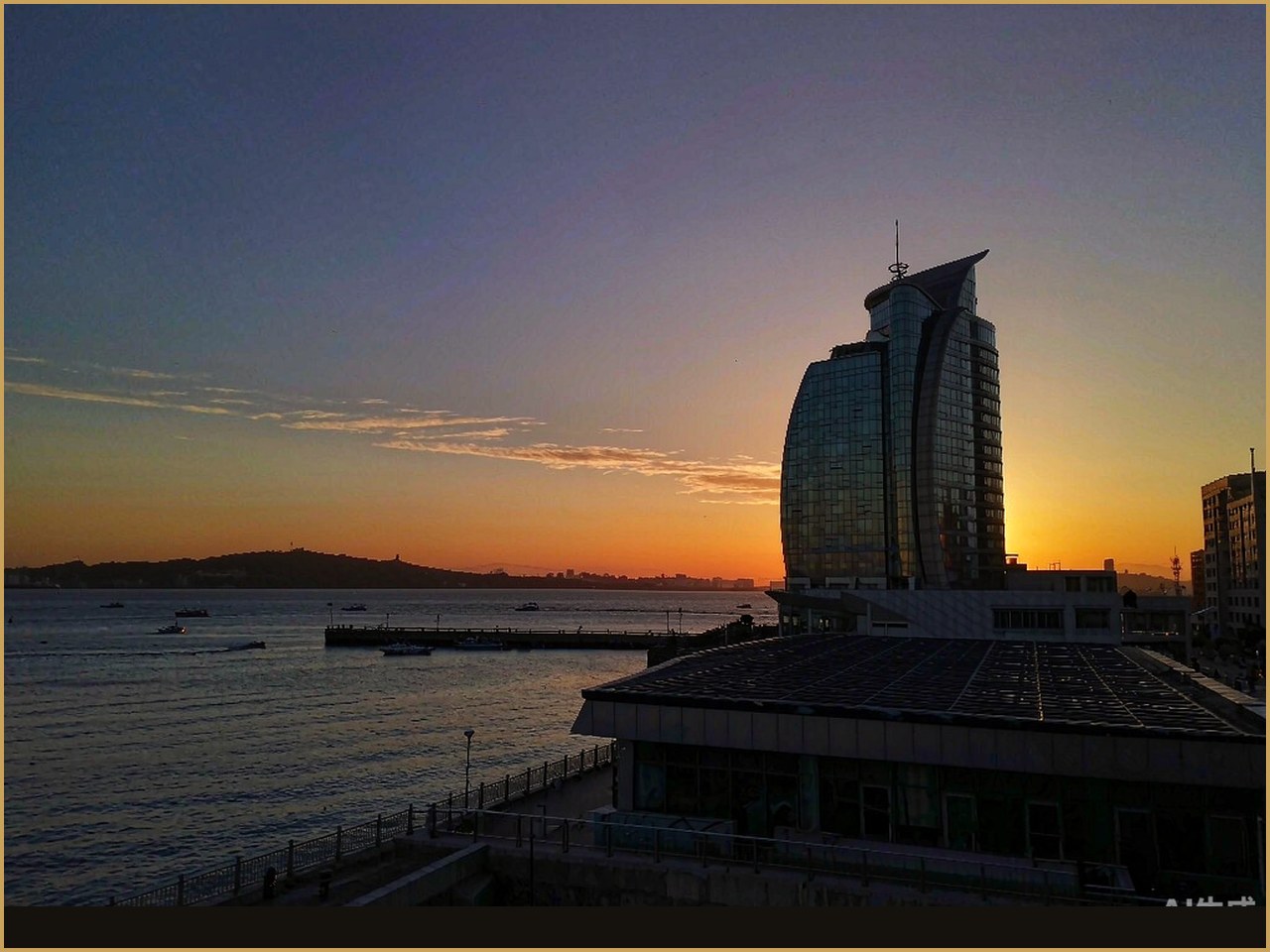黄岛胶州湾畔:源头工厂与这座海洋城市相隔不远