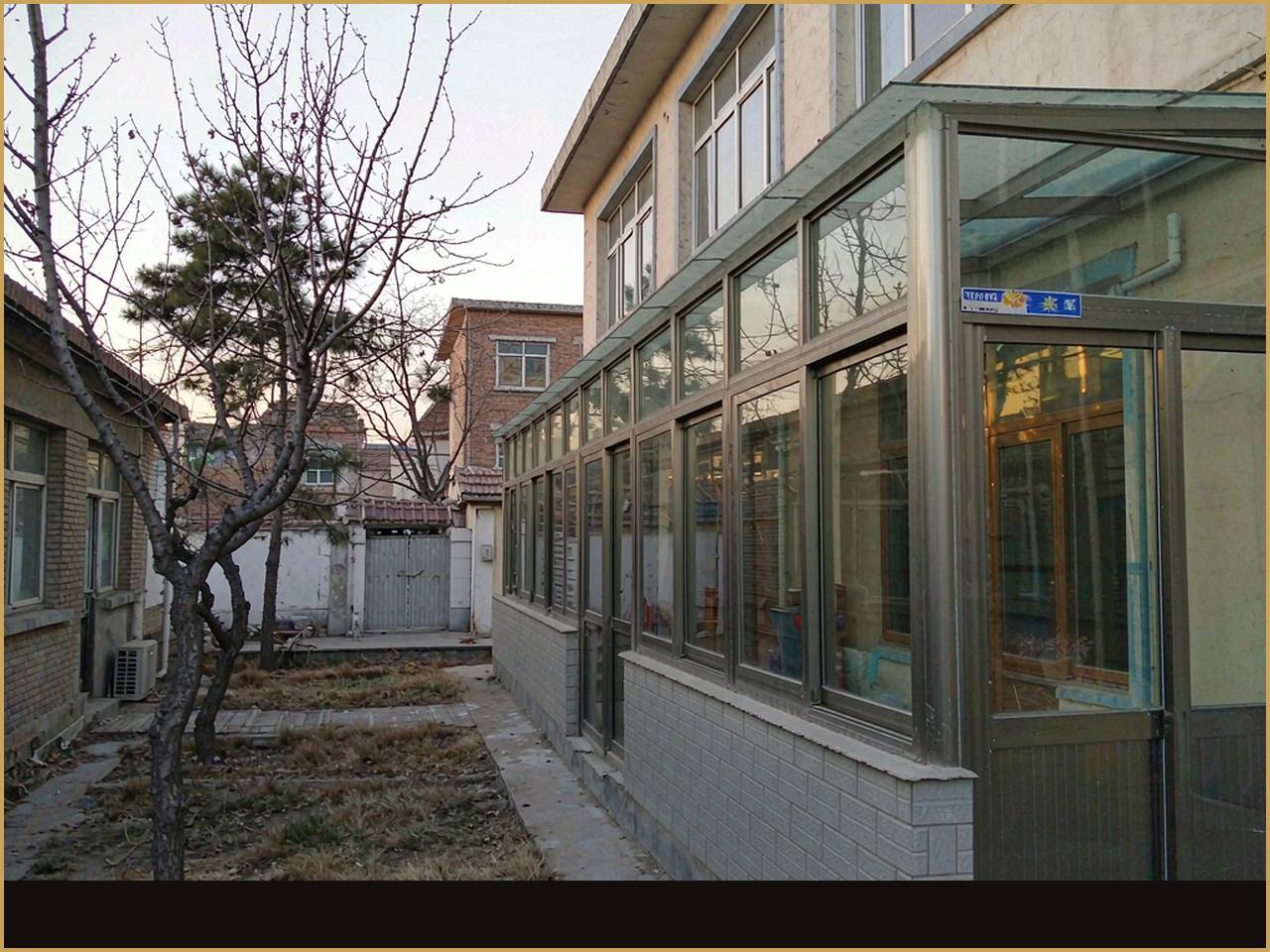 潍坊住宅院落里的移动阳光房:可开合顶,冬合夏开